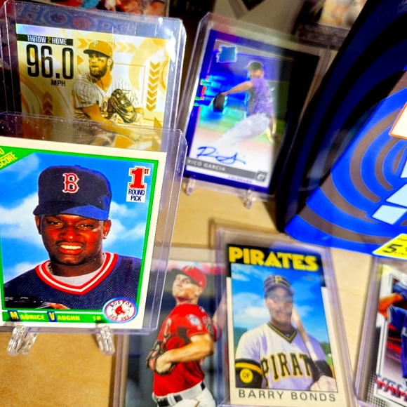 THE ULTIMATE NFL, NBA, MLB & MORE MYSTERY BUNDLE BOX 👀💯🔥🔥🔥🔥🚀🚀 - Picture 8 of 16